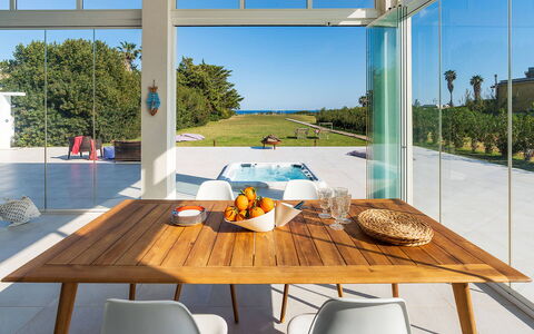 Villa Betty: Möbel, Tabelle, Stuhl, Holz, Flooring, Interior Design, Fussboden, Küche & Esszimmer Tisch, Esszimmer, Holzboden