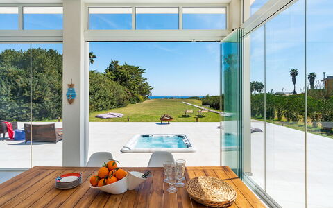 Villa Betty: Fussboden, Flooring, Interior Design, Tür, Resort, Eco Hotel, Decke, Schatten, Schwimmbad, Stuhl