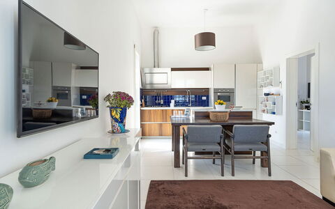 Villa Betty: Möbel, Interior Design, Flooring, Stuhl, Fussboden, Decke, Holz, Tabelle, Zimmer, Küche