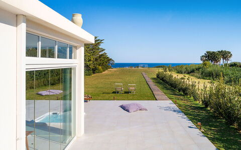 Villa Betty: Schatten, Beton, Landscaping, Säule, Outdoor Struktur, Estate, Resort, Eco Hotel, Küste, Veranda