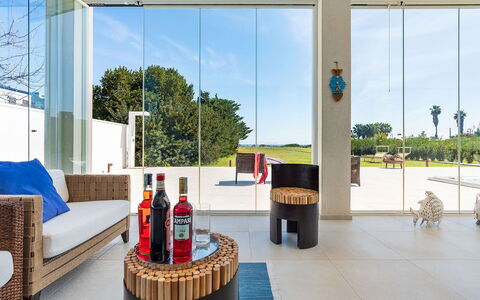 Villa Betty: Möbel, Interior Design, Stuhl, Glas, Schatten, Natürliches Material, Holzbeize, Zimmerpflanze, Wohnzimmer, Kaffetisch