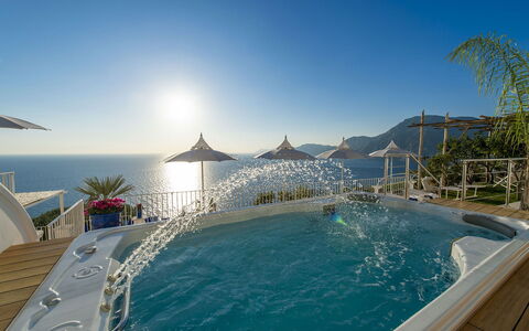 Villa Melissa: Schwimmbad, Resort, Gartenmöbel, Freizeit, Meer, Urlaub, Regenschirm, Eco Hotel, Balkon, Hotel