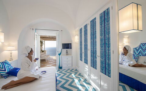 Villa Melissa: Blau, Möbel, Resort, Wohnung, Hotel, Gartenmöbel, Stuhl, Schwimmbad, Design, Urlaub