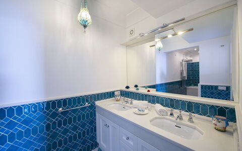 Villa Melissa: Blau, Armatur, Flooring, Interior Design, Decke, Fussboden, Fliese, Zapfhahn, Badezimmer, Installation