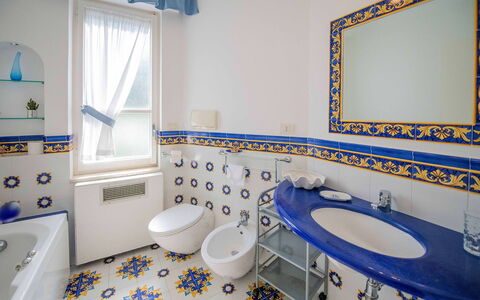 Villa Grazia: Blau, Interior Design, Flooring, Fussboden, Armatur, Beleuchtung, Zapfhahn, Bad Sink, Badezimmer, Fliese