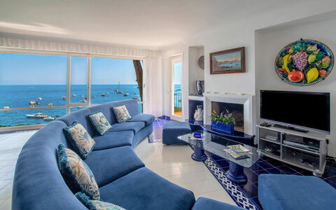 Villa Grazia: Blau, Möbel, Meer, Wohnung, Ozean, Resort, Couch, Stuhl, Kaffetisch, Hotel