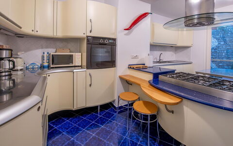 Villa Grazia: Küche, Flooring, Interior Design, Countertop, Fussboden, Küchengerät, Major Appliance, Decke, Möbel, Beleuchtung