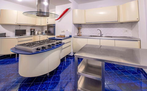 Villa Grazia: Küche, Flooring, Interior Design, Küchengerät, Countertop, Major Appliance, Herd, Fussboden, Decke, Beleuchtung