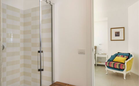 Villa Bel Prato: Flooring, Interior Design, Fussboden, Wand, Holz, Decke, Badezimmer, Armatur, Beleuchtung, Zimmer