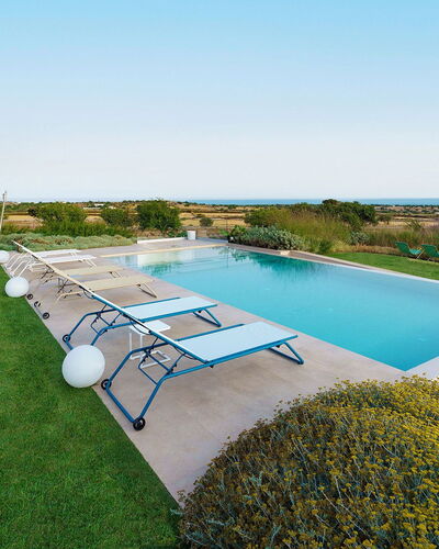 Villa Bel Prato: Blau, Schwimmbad, Resort, Gartenmöbel, Schatten, Garten, Landscaping, Thermae, Eco Hotel, Freizeitzentrum