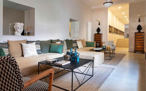 Sibilla: Möbel, Interior Design, Couch, Flooring, Fussboden, Wand, Wohnzimmer, Zimmer, Holz, Kissen