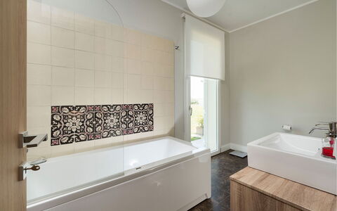 Green Hill: Badewanne, Flooring, Armatur, Badezimmer, Fussboden, Interior Design, Zapfhahn, Installation, Fliese, Zimmer