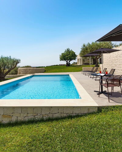 Green Hill: Schwimmbad, Blau, Verbundwerkstoff, Resort, Flagstone, Estate, Garten, Landscaping, Gartenmöbel, Bauernhaus