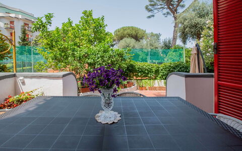 Apartment Amina: Gartenmöbel, Möbel, Garten, Tisch Im Freien, Stuhl, Schatten, Küche & Esszimmer Tisch, Blumentopf, Landscaping, Hinterhof