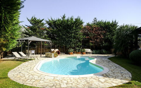 Villa Virna: Schwimmbad, Resort, Gartenmöbel, Flagstone, Hinterhof, Schatten, Eco Hotel, Garten, Regenschirm, Water Feature
