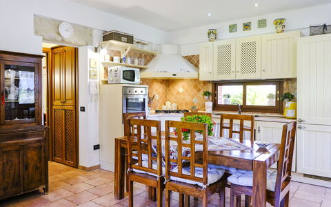 Villa Virna: Möbel, Interior Design, Flooring, Holz, Küche, Decke, Fussboden, Zimmer, Tabelle, Beleuchtung
