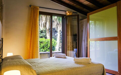 Villa Virna: Holz, Interior Design, Schlafzimmer, Bett, Zuhause, Bettdecke, Bedding, Bettrahmen, Linens, Fensterbehandlung