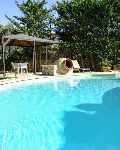 Villa Virna: Schwimmbad, Gartenmöbel, Resort, Regenschirm, Eco Hotel, Schatten, Freizeit, Thermae, Hazienda, Hinterhof