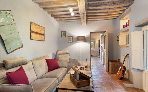 Villa la Foresta: Möbel, Wand, Interior Design, Flooring, Couch, Holz, Decke, Wohnzimmer, Zimmer, Fussboden