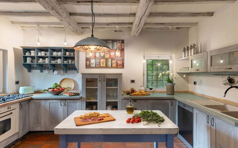 Villa la Foresta: Möbel, Küche, Interior Design, Countertop, Flooring, Decke, Holz, Light Fixture, Zuhause, Cabinetry