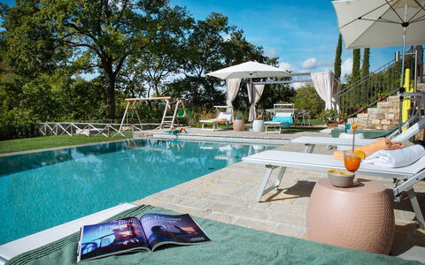 Villa Torre del Chianti: Schwimmbad, Gartenmöbel, Möbel, Regenschirm, Sonnenliege, Resort, Freizeit, Stuhl, Eco Hotel, Schatten