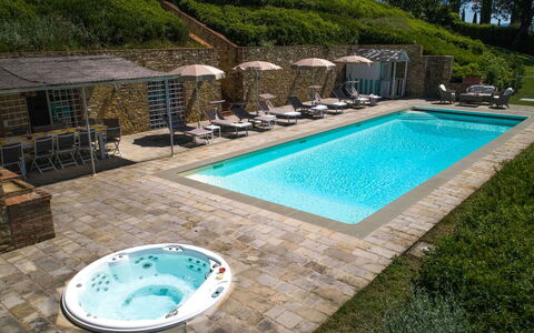 Villa Chianti: Schwimmbad, Gartenmöbel, Resort, Regenschirm, Freizeit, Sonnenliege, Eco Hotel, Garten, Water Feature, Flagstone