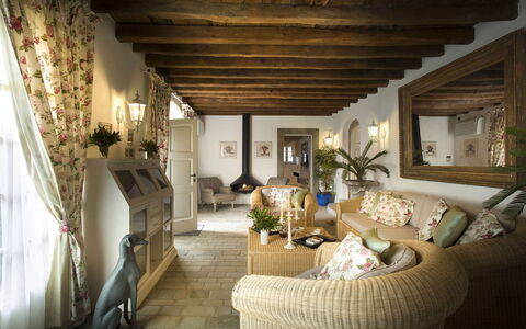 Villa Chianti: Möbel, Interior Design, Wand, Couch, Holz, Decke, Tabelle, Wohnzimmer, Stuhl, Beleuchtung
