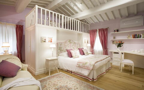 Villa Chianti: Möbel, Bett, Interior Design, Bedding, Schlafzimmer, Bettdecke, Zimmer, Linens, Fussboden, Holz