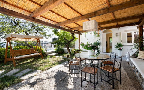 Villa Eva: Möbel, Tabelle, Stuhl, Gartenmöbel, Veranda, Blumentopf, Tisch Im Freien, Fussboden, Küche & Esszimmer Tisch, Terrasse