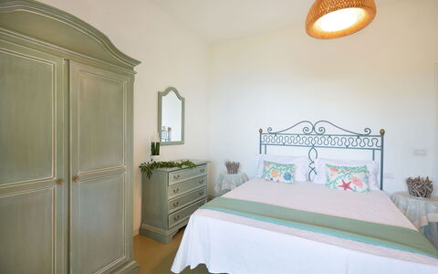 Villa Eva: Möbel, Interior Design, Schlafzimmer, Bett, Zimmer, Fussboden, Flooring, Beleuchtung, Bedding, Linens
