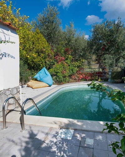 Villa Eva: Blau, Schwimmbad, Garten, Hinterhof, Schatten, Water Feature, Landscaping, Gartenmöbel, Resort, Eco Hotel