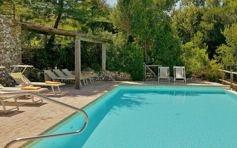 Villa Ghirlanda: Schwimmbad, Gartenmöbel, Möbel, Resort, Verbundwerkstoff, Eco Hotel, Schatten, Stuhl, Sonnenliege, Thermae