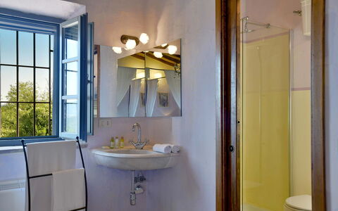 Villa Ghirlanda: Wand, Interior Design, Bad Sink, Armatur, Light Fixture, Decke, Beleuchtung, Zuhause, Badezimmer, Sinken