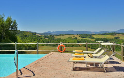 Villa Ghirlanda: Schwimmbad, Gartenmöbel, Resort, Sonnenliege, Eco Hotel, Freizeit, Thermae, Stuhl, Ferienort, Villa