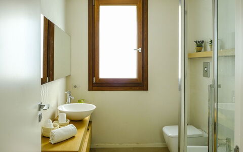 Villa Adriana: Badezimmer, Flooring, Wand, Armatur, Bad Sink, Fussboden, Holz, Interior Design, Spiegel, Sinken