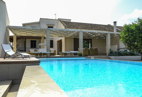 Villa Adriana: Schwimmbad, Resort, Wohngebiet, Thermae, Gartenmöbel, Möbel, Zuhause, Eco Hotel, Verbundwerkstoff, Schatten