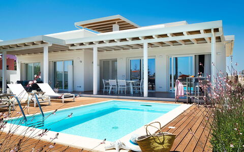 Villa Matilde: Schwimmbad, Resort, Gartenmöbel, Eco Hotel, Schatten, Freizeit, Estate, Villa, Stuhl, Outdoor Struktur