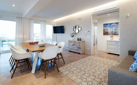 Villa Matilde: Möbel, Interior Design, Flooring, Fussboden, Holz, Decke, Zimmer, Couch, Wohnzimmer, Tabelle