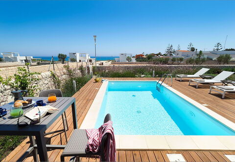 Villa Matilde: Schwimmbad, Resort, Eco Hotel, Gartenmöbel, Hotel, Schatten, Regenschirm, Design, Villa, Stuhl