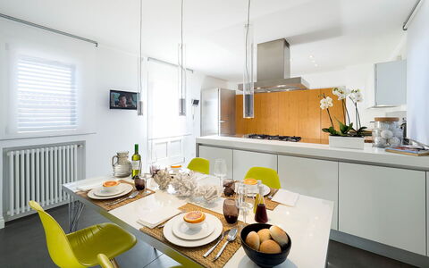La Terrazza: Möbel, Küche, Interior Design, Countertop, Light Fixture, Küchengerät, Flooring, Decke, Major Appliance, Holz