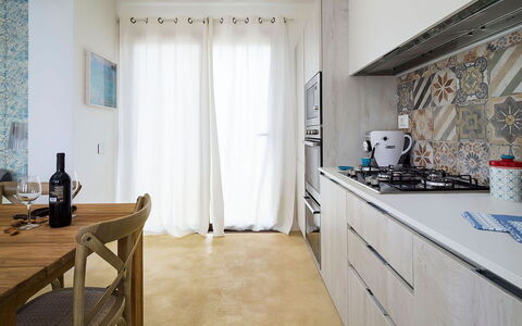 Villa Federica: Flooring, Möbel, Küche, Interior Design, Fussboden, Holz, Countertop, Major Appliance, Küchengerät, Cabinetry