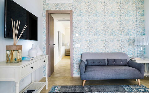 Villa Federica: Blau, Möbel, Interior Design, Flooring, Fussboden, Textil, Tabelle, Zimmer, Wohnzimmer, Zuhause