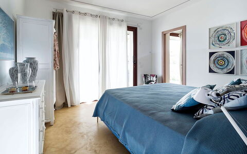Villa Federica: Möbel, Interior Design, Bett, Schlafzimmer, Wand, Flooring, Bedding, Bettdecke, Fussboden, Holz