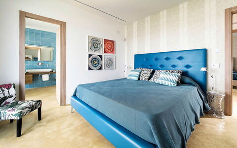 Villa Federica: Möbel, Blau, Interior Design, Bett, Schlafzimmer, Flooring, Wand, Fussboden, Holz, Zimmer