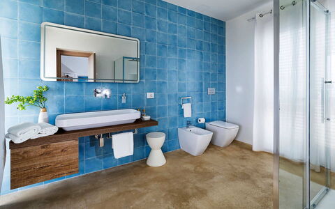 Villa Federica: Armatur, Badezimmer, Flooring, Interior Design, Sinken, Fussboden, Zapfhahn, Bad Sink, Installation, Spiegel