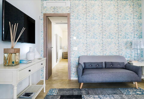 Villa Federica: Blau, Möbel, Interior Design, Flooring, Fussboden, Textil, Tabelle, Zimmer, Wohnzimmer, Zuhause