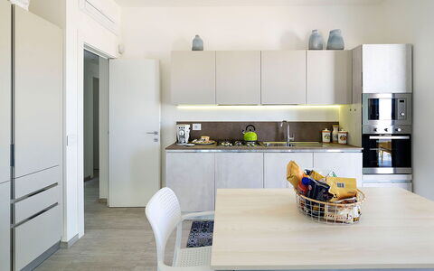 Thyme: Möbel, Küche, Interior Design, Countertop, Küchengerät, Flooring, Holz, Cabinetry, Major Appliance, Fussboden