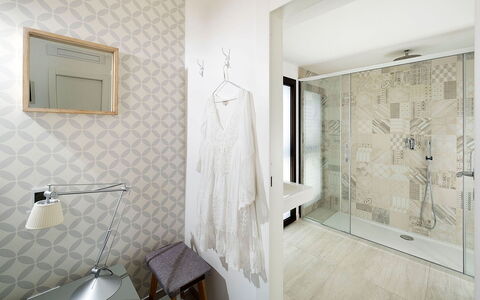 Thyme: Flooring, Interior Design, Wand, Fussboden, Decke, Fliese, Zimmer, Badezimmer, Light Fixture, Armatur