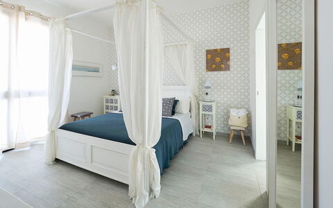 Rosemary: Möbel, Interior Design, Fussboden, Bett, Flooring, Schlafzimmer, Holz, Zimmer, Decke, Zuhause