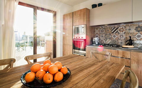 Villa Orietta: Möbel, Küche, Countertop, Flooring, Interior Design, Fussboden, Holzboden, Cabinetry, Küchengerät, Holz